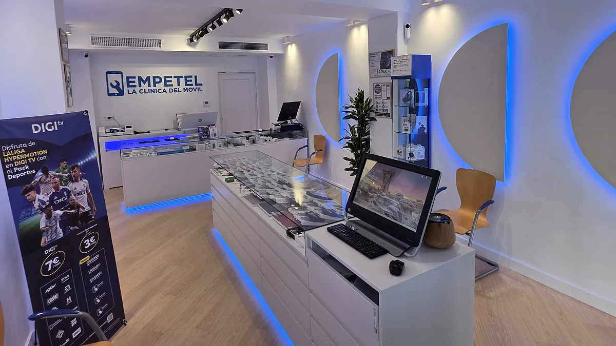 Interior de la tienda Empetel en Granada con los mostradores iluminados en azul