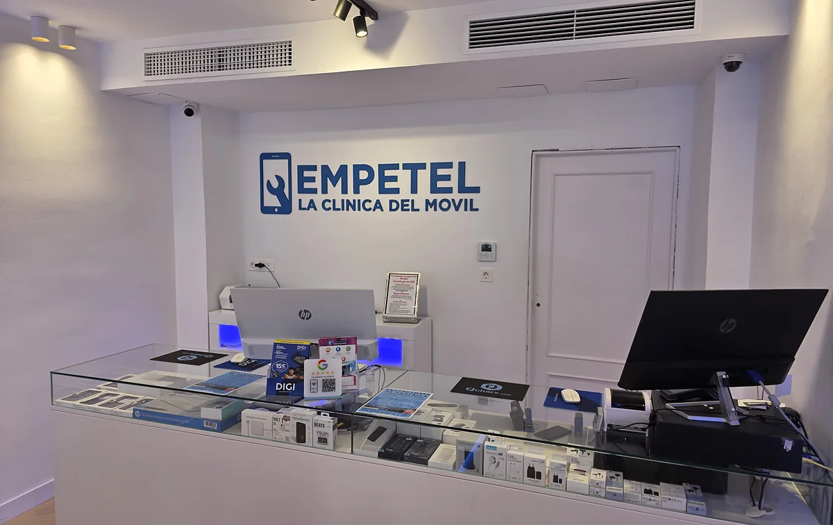 Mostrador de Empetel con el logo La Clínica del Móvil en la pared