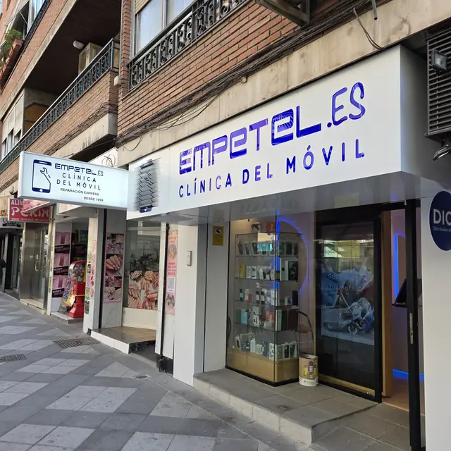 Fachada de Empetel de día en la calle Emperatriz Eugenia
