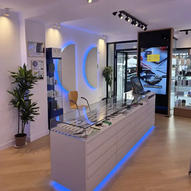 Interior de la tienda nueva de Empetel con el mostrador y la luz azul